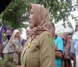 Kepala Sekolah SMA Negeri 12 Pekanbaru, Ermita akhirnya menemui warga yang demonstrasi (foto/bayu)